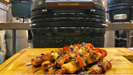 Шашлык на керамическом гриле Green Kamado