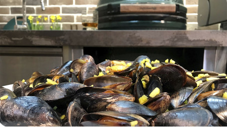 Копченые мидии с виски на гриле Big Green Egg